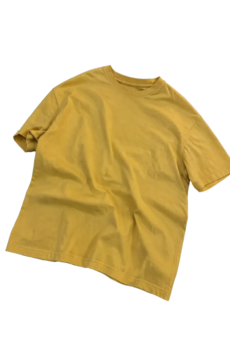 Het gele T-shirt uitgesneden van zijn achtergrond